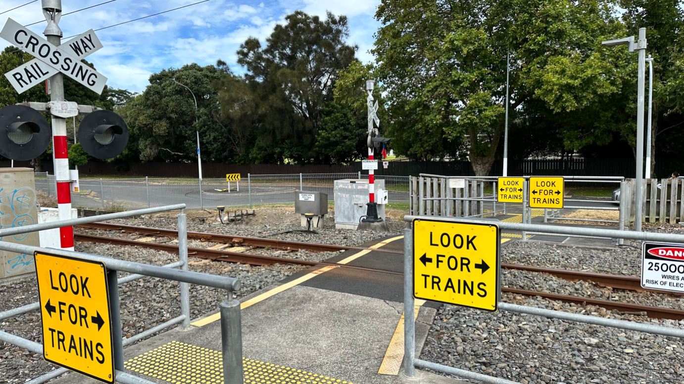 Homai Station level crossing